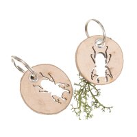 Round tree disk keyring with beetle motif